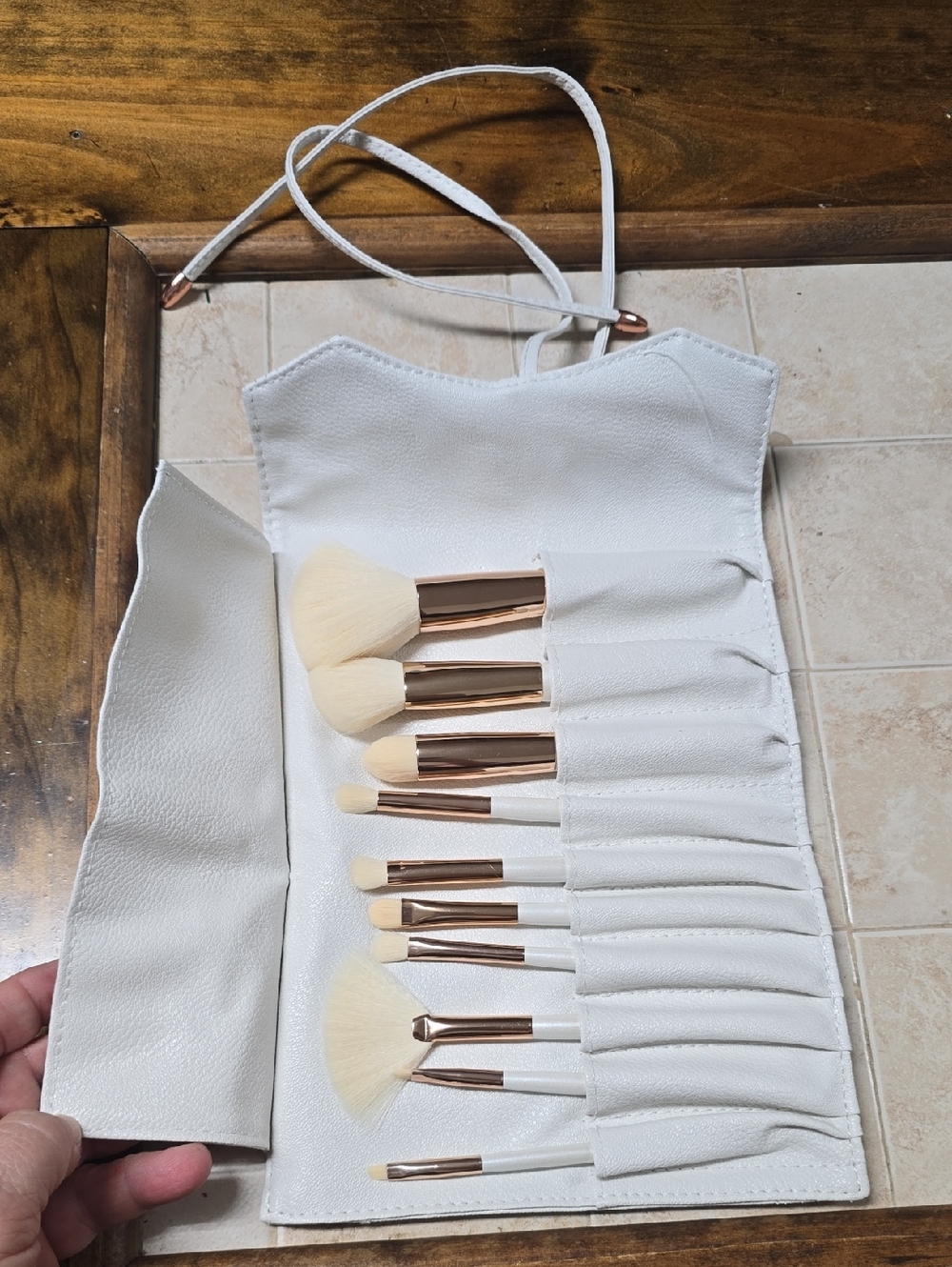 NWOT La Beaute Soi White Vegan Leather Makeup Brush Set with Rose Gold Accents
